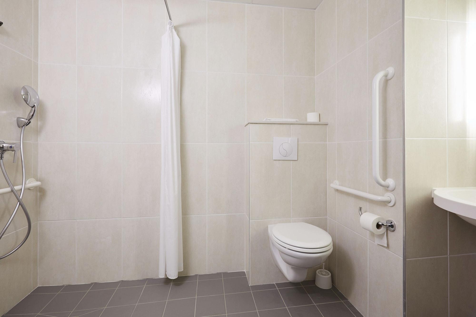B&B Hotel Toulon La Seyne Sur Mer Bagian luar foto