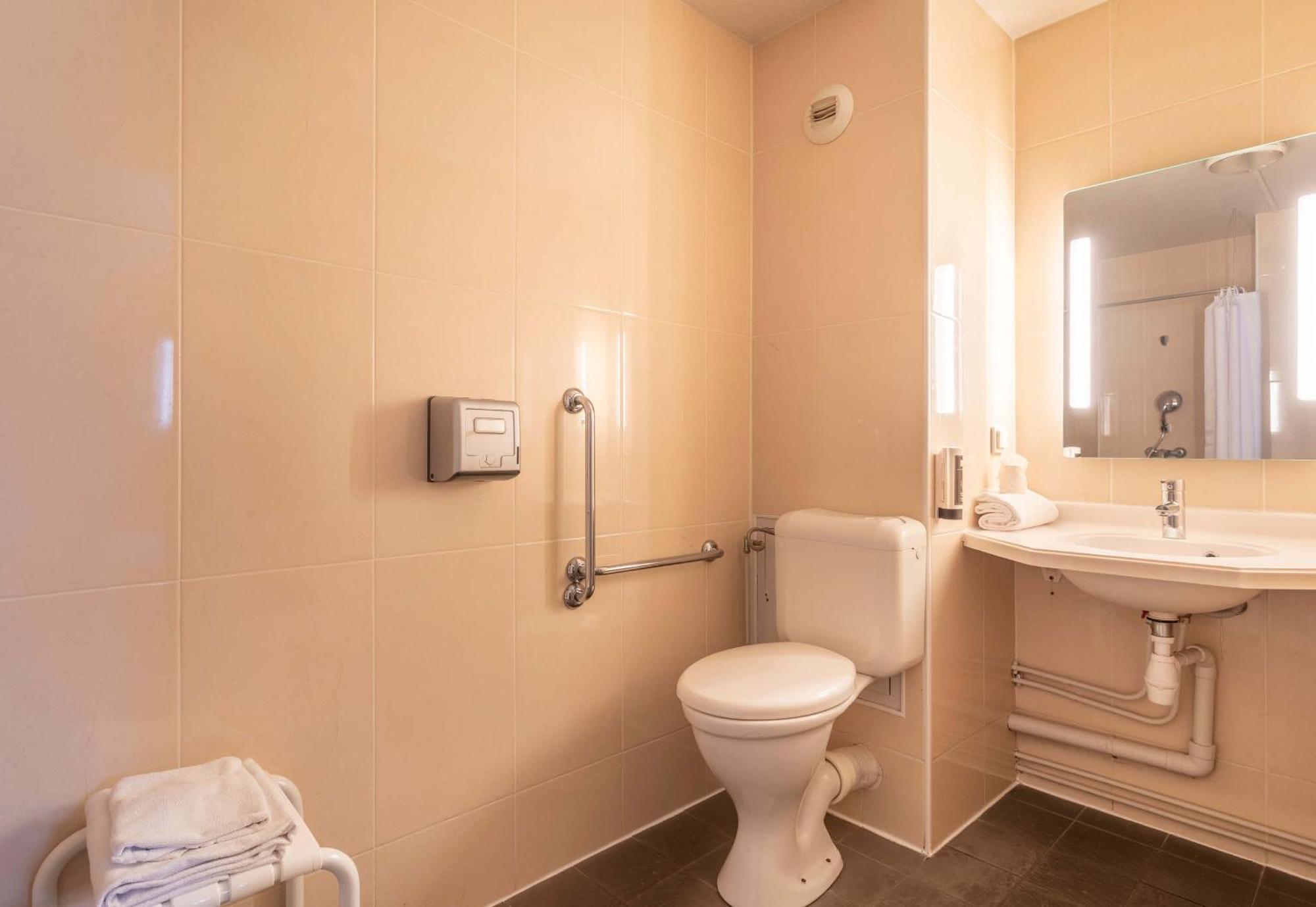 B&B Hotel Toulon La Seyne Sur Mer Bagian luar foto